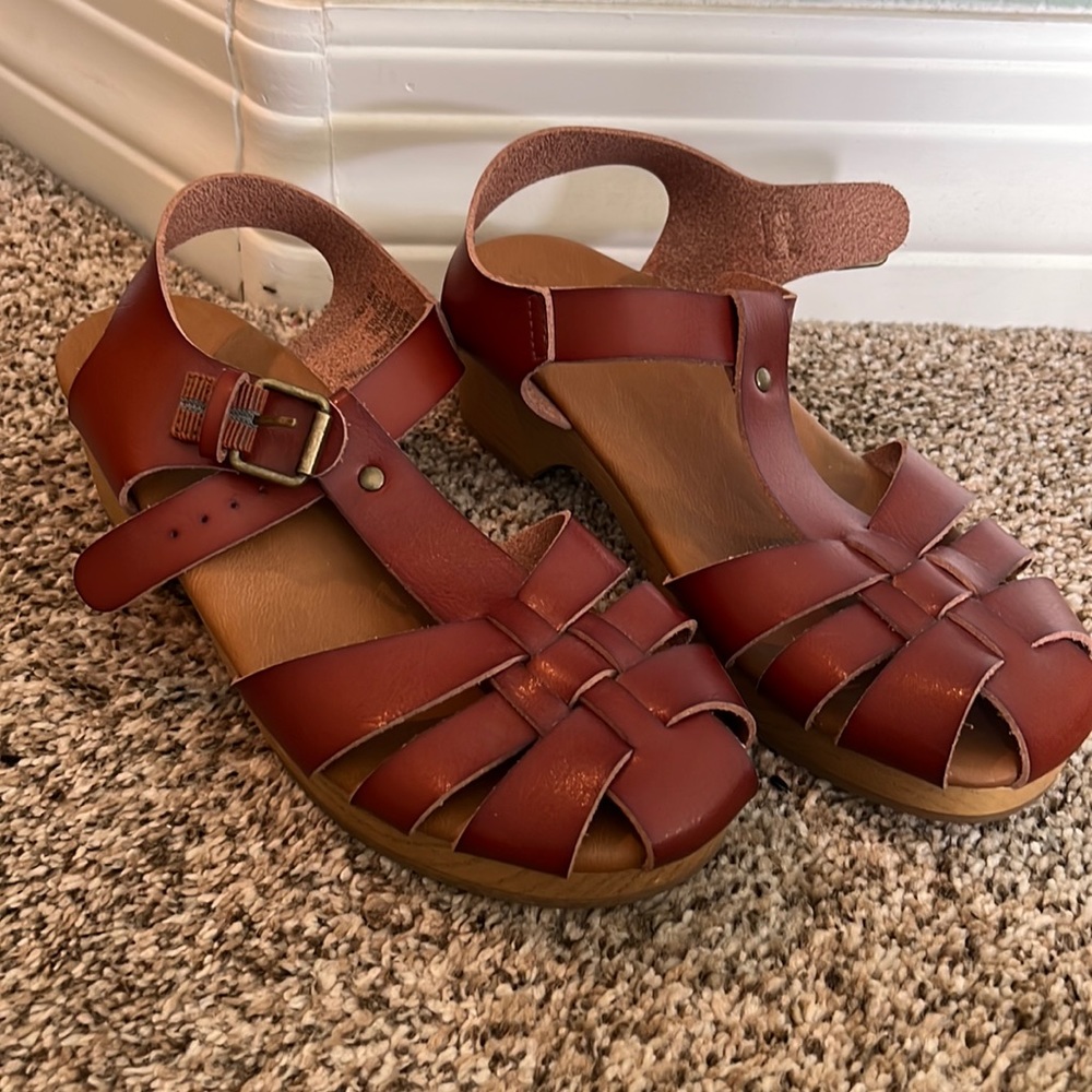 Universal Thread Clogs wedges sandals size 8